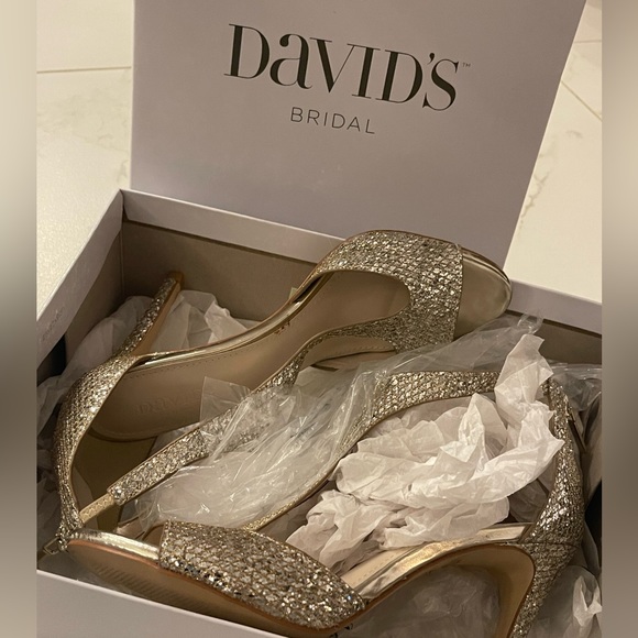 NWT, NIB David’s Bridal size 7.5 beautiful gold sparkle dress heels - Picture 9 of 10
